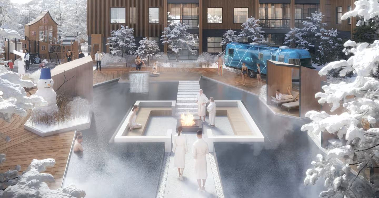 Een moderne spa-ruimte met een centraal gelegen verwarmd zwembad, een houten terras en met sneeuw bedekte bomen.