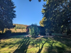 A rustic wooden cabin with a small garden area, surrounded by trees and open fields. - The Echo of the Rut - BOUZANCOURT (BOUZANCOURT)