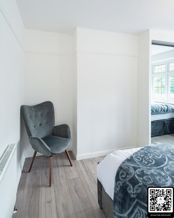 Room - Sleeps 9 | Pool Table | Big Garden | Free Parking | 9 Min Walk to Woking Station (Woking)