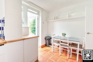 Dining - Sleeps 9 | Pool Table | Big Garden | Free Parking | 9 Min Walk to Woking Station (Woking)