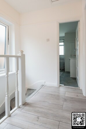 Interior - Sleeps 9 | Pool Table | Big Garden | Free Parking | 9 Min Walk to Woking Station (Woking)