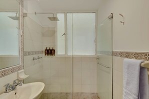 Practical and functional bathroom - w* | Amazing 2BR in Zona T (Bogotá)