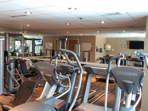 Ein Fitnessstudio mit Laufbändern, Ergometer und Krafttrainingsgeräten.