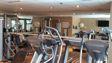 Ein Fitnessstudio mit Laufbändern, Ergometer und Krafttrainingsgeräten.