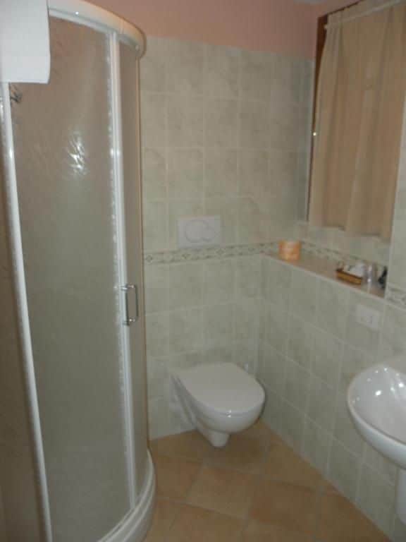 Ein Badezimmer mit Dusche, Toilette und Waschbecken.