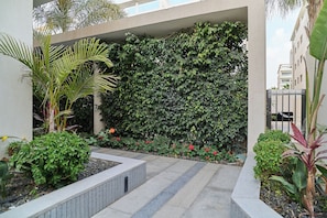 Un jardín ajardinado con diversas plantas y un sendero pavimentado.