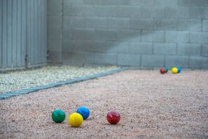 Ein Kiesboden mit bunten Kugeln darauf.