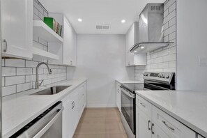 Private kitchen -  55+ Gated Waterfront community Condo w/ Dock, Pool, and laundry on site (St. Petersburg)