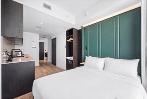 A modern hotel room with a bed, a kitchenette, and a walk-in closet. - Luxury Studio at E11EVEN Residences Rooftop Pool (Miami)