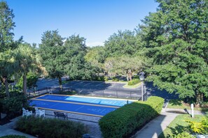 A blue outdoor tennis court surrounded by trees and greenery. - 3BR Disney Gataway/Bahama Bay Resort/Davenport FL (Davenport)