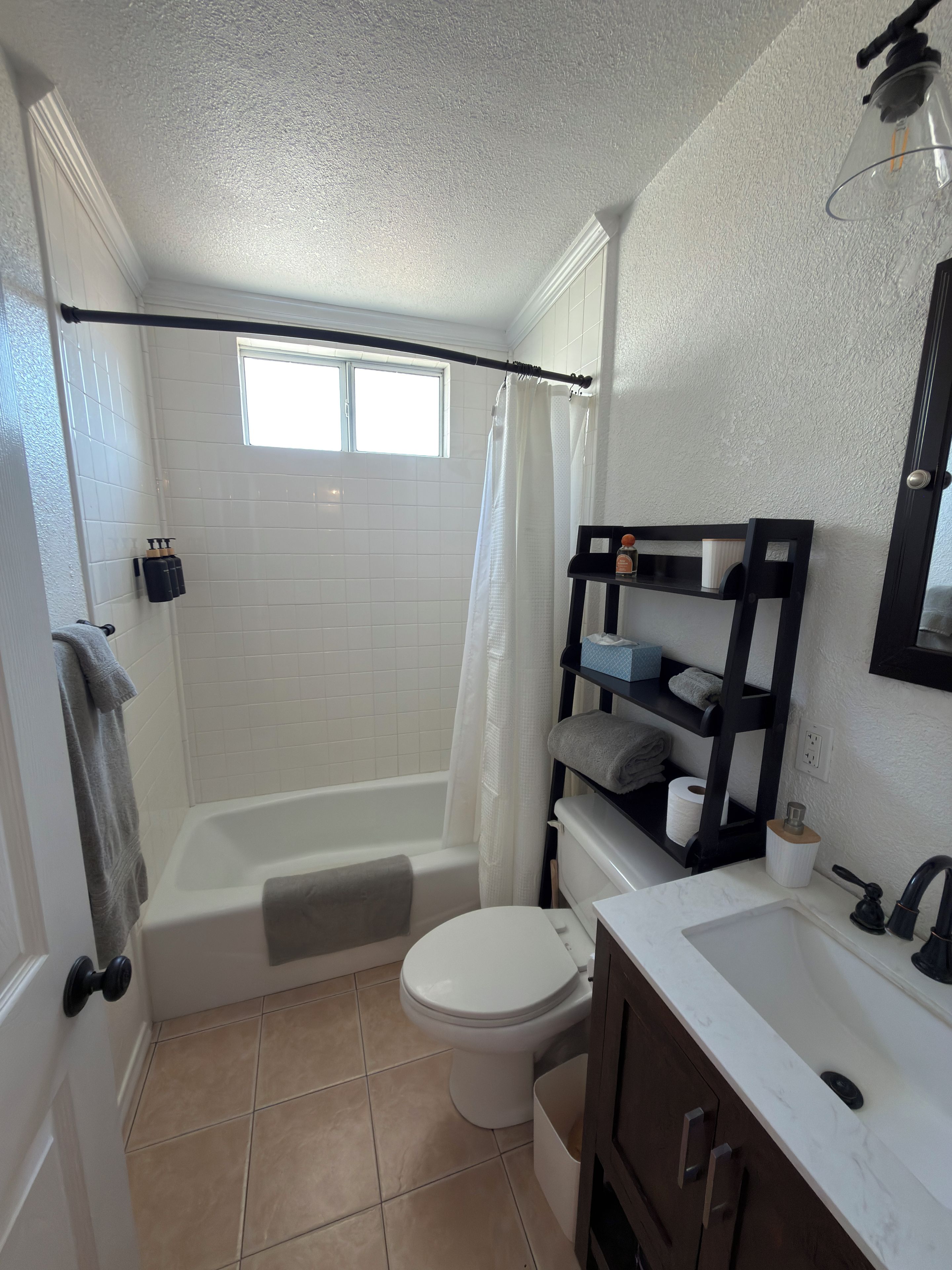 Un baño con bañera, inodoro y lavamanos.