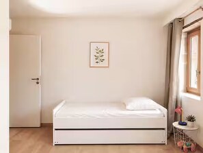 Room - Chapelle Valvert - heated pool, sleeps 12 (Chandon)