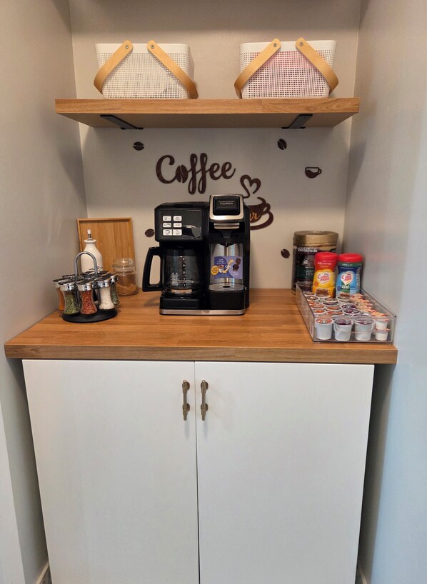 Coffee and tea bar - Stylish renovated 2BR - 5 min drive to Truist Park (Smyrna)