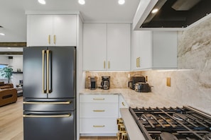 Private kitchen - LongBeach LaVerne Beauty - Monthly Rental By Water (Long Beach)