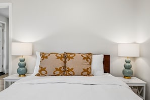 A hotel room with a bed, two bedside tables, and lamps. - South Campus Modern - Upscale & Walkable to UO, Park & Shops (Eugene)