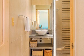 Bathroom - Family House with Private Jacuzzi & Pool (Acapulco de Juárez)