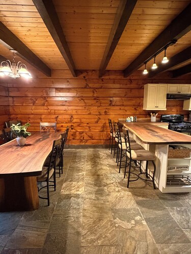 Holly Hill Lodge, a Secluded Retreat. Ski Lodge, Hot Tub, Minutes from Okemo.