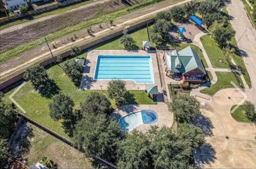 Luxurious 4BD/3.5 BTH home just minutes away from Houston!