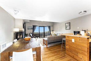 Ein zeitgemäßer Wohnraum mit Essbereich, Kamin und Blick ins Freie.