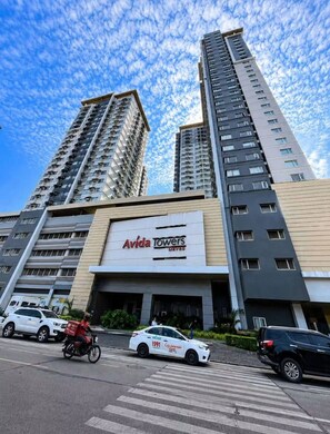 Um edifício moderno com uma placa que diz 'Avida Towers'.