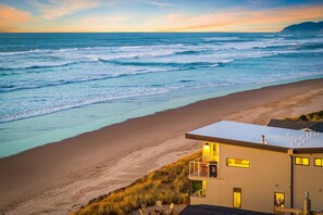 Beach - Unforgettable Ocean Views From Home and Hot Tub, Fire Pit, Chef's Gourmet Kitchen, Steps From Beach (Rockaway Beach)