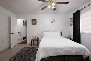 A bedroom with a single bed, two bedside tables, a ceiling fan, and a window with blinds. - The Crew House! Spacious 4-bedroom & 3-Bathrooms with 7 Beds! (Amarillo)