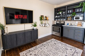 Private kitchen - Vintage Dallas Hideaway - Cozy 1BR Near Downtown (Dallas)