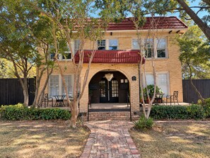 Exterior - Vintage Dallas Hideaway - Cozy 1BR Near Downtown (Dallas)