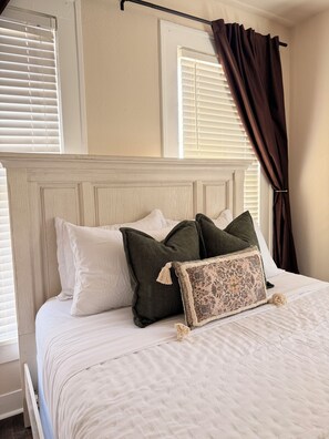 Unclassified image, 5 of 16, button - Vintage Dallas Hideaway - Cozy 1BR Near Downtown (Dallas)