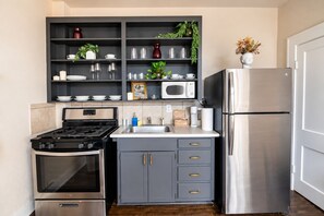 Private kitchen - Vintage Dallas Hideaway - Cozy 1BR Near Downtown (Dallas)