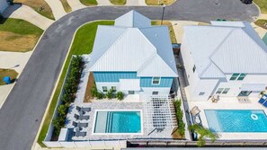 Et moderne hus i to etager med swimmingpool, overdækket terrasse og anlagt have.