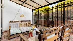 A covered outdoor seating area with a sofa, chairs, and a table with drinks. - Windansea Bungalow by Avantstay Beach Cottage + Garden Patio Walk to Beach + Mins to La Jolla (La Jolla)