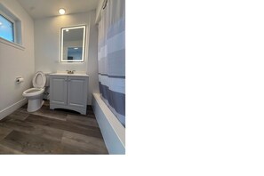 Bathroom - NorthPark Inn (Chicago)