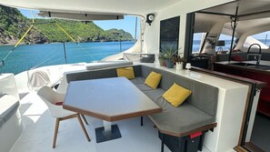 Outdoor dining - FLOATING LOFT IN THE MARQUISES ISLANDS. ONECAT Catamaran (Nuku Hiva)