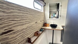 Interior - FLOATING LOFT IN THE MARQUISES ISLANDS. ONECAT Catamaran (Nuku Hiva)