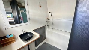 Bathroom - FLOATING LOFT IN THE MARQUISES ISLANDS. ONECAT Catamaran (Nuku Hiva)