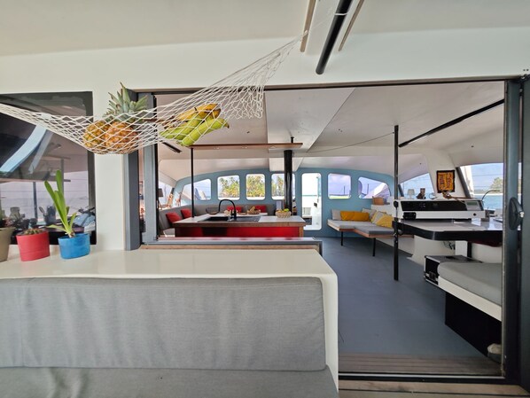 Interior - FLOATING LOFT IN THE MARQUISES ISLANDS. ONECAT Catamaran (Nuku Hiva)