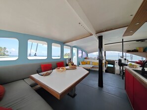 Interior - FLOATING LOFT IN THE MARQUISES ISLANDS. ONECAT Catamaran (Nuku Hiva)