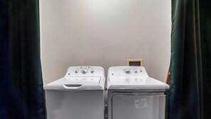 A laundry area with two washing machines and a dryer. - Hibernation Station by Avantstay Hot Tub + Theater Room + Mtn Views Mins to Dollywood + Smokies (Sevierville)
