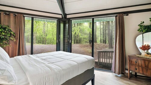 Bear Whispers by Avantstay Octagon Cabin w/ Forest Views + Hot Tub + Deck Near Cades Cove