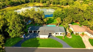 Ein Wohnhaus mit großem Garten, Schwimmbad und Teich.