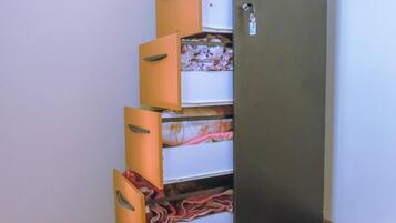 Een garderobe met verschillende vakken, lades en een deur met sleutelgat.