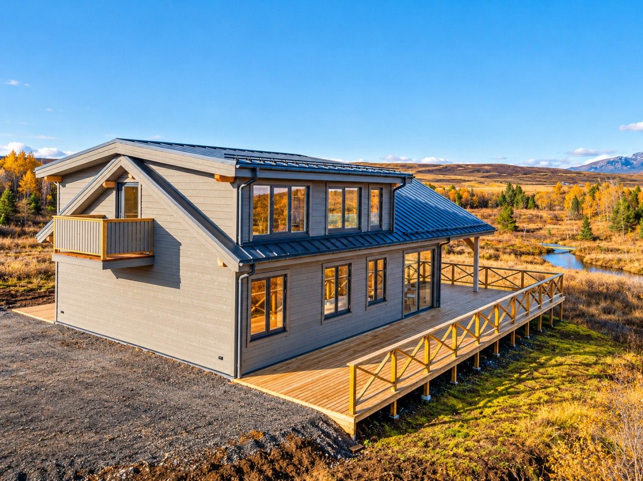 Eine zweistöckige Holzhütte mit einer Terrasse, umgeben von einer naturnahen Landschaft.