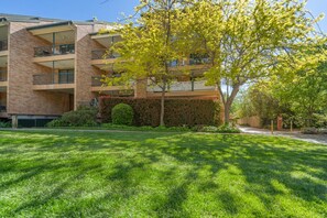 A welcoming property set amongst established trees and beautifully maintained lawns provides a peaceful and inviting setting for your stay. - 1BR with Pool and Large Balcony Near Manuka (Griffith)