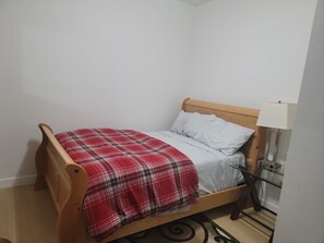 Room - Cozy, clean, tranquil suite in a family friendly safe and quite neighborhood. (St. Albert)
