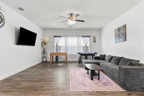 Living area - Spacious Ft Worth House 20 Mins Max to Everything. (Fort Worth)