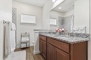 Bathroom - Spacious Ft Worth House 20 Mins Max to Everything. (Fort Worth)