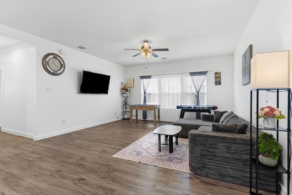Living area - Spacious Ft Worth House 20 Mins Max to Everything. (Fort Worth)