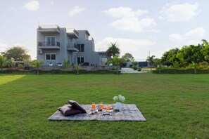 Outdoor dining - ELIVAAS Signature Laurels 3BHK Villa (Jaipur)