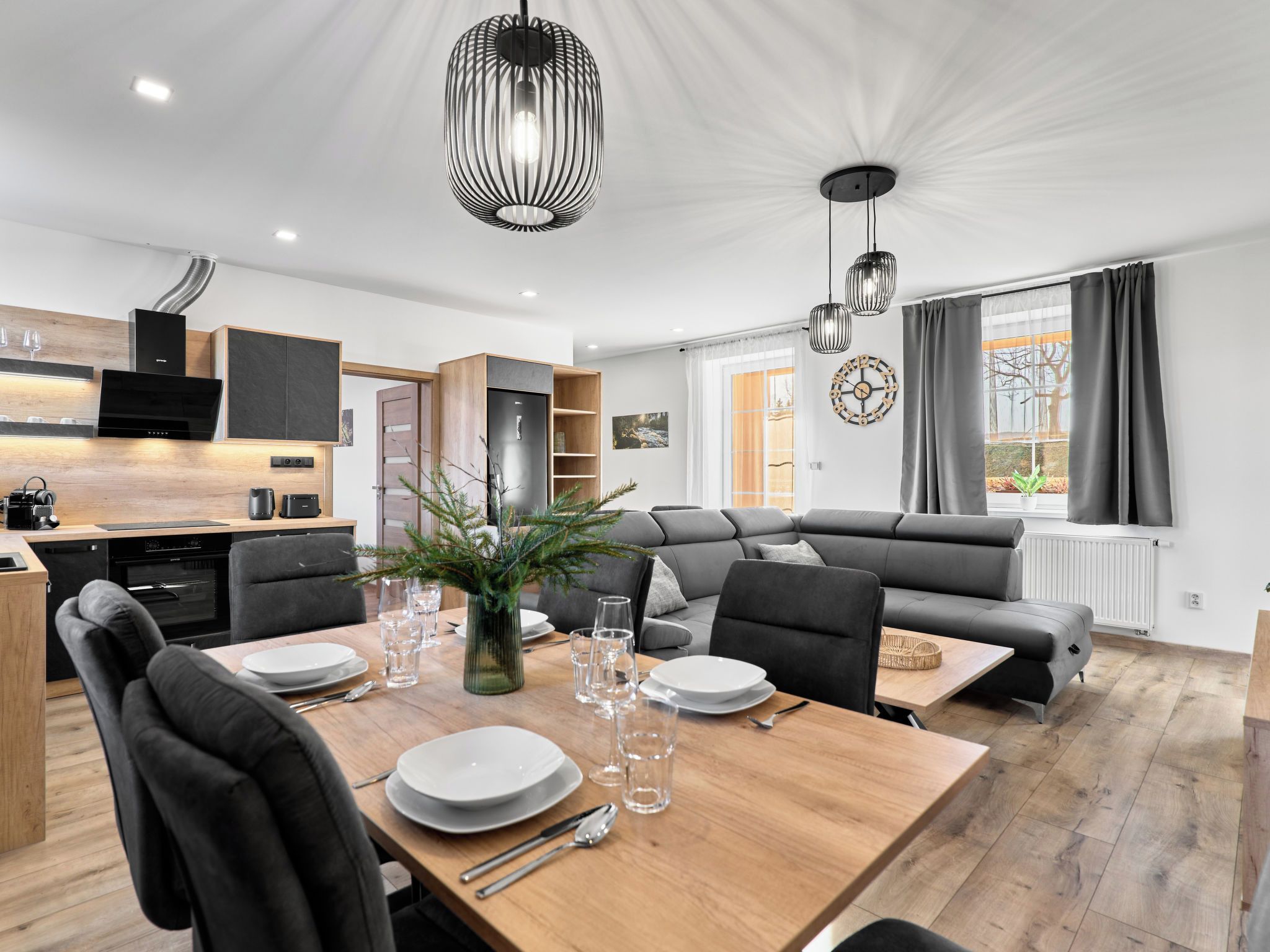 Un espacio habitable moderno con comedor, cocina y zona de estar.